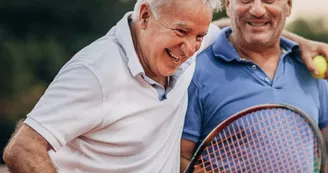 Amis jouant au tennis
