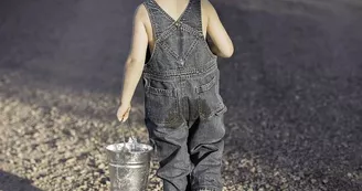 petit garçon allant à la pêche