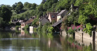 Rue du Bourgneuf et rivière Sarthe à Fresnay-sur-Sarthe