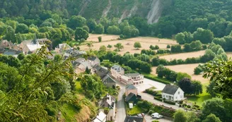 Vue sur le village de Saint-Léonard-des-Bois depuis le Mont Narbonne