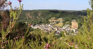Vue sur le village de Saint-Léonard-des-Bois depuis le Mont du Haut Fourché