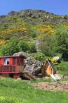 Roulotte en bois dans un écrin de nature